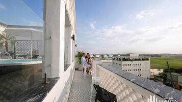 10 outdoor pools, pool umbrellas, pool loungers