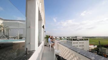 10 Außenpools, Sonnenschirme, Liegestühle