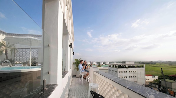 10 piscinas al aire libre, sombrillas, sillones reclinables de piscina