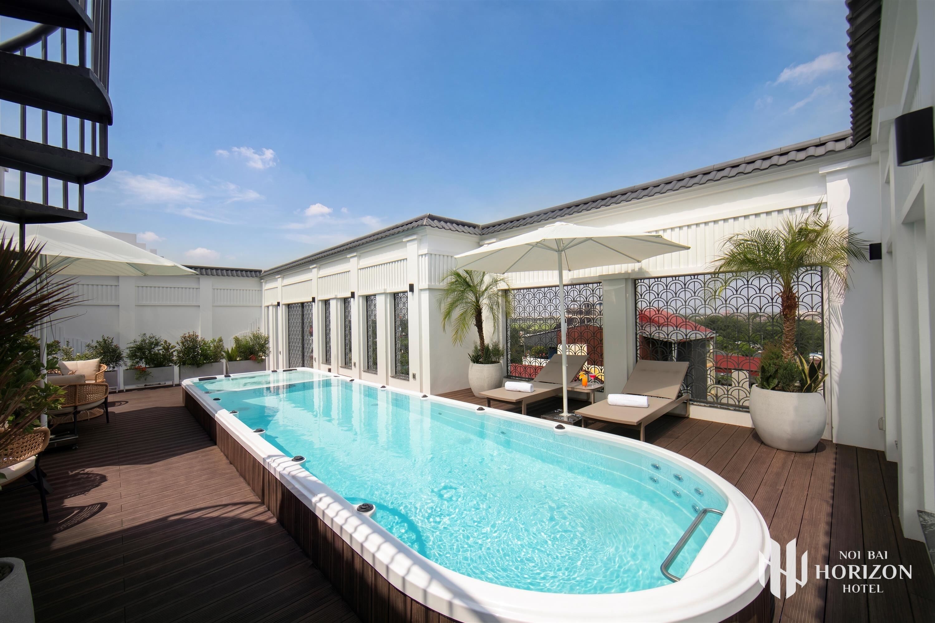10 outdoor pools, pool umbrellas, pool loungers