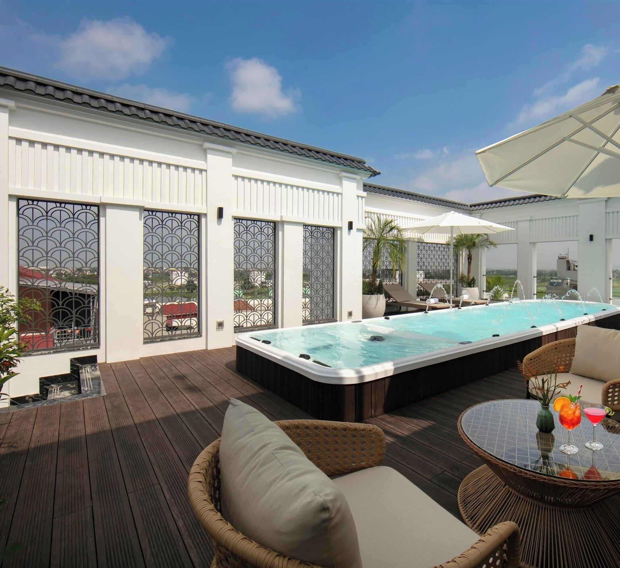 10 outdoor pools, pool umbrellas, sun loungers