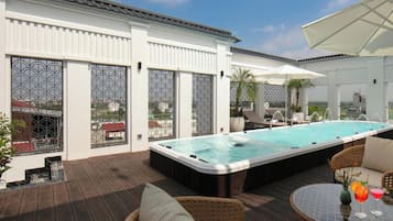 10 outdoor pools, pool umbrellas, sun loungers