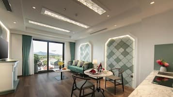 Kamar Double Royal, balkon, pemandangan gunung | Tempat makan