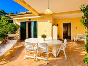 Outdoor dining - Vrbo Property (Capoliveri)