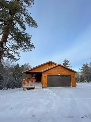 Exterior - Marvelous 3-bedroom Cabin in Big Bear perfect for your summer/winter getaways! (Big Bear)
