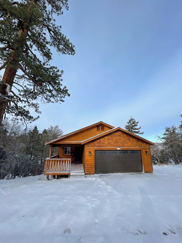 Exterior - Marvelous 3-bedroom Cabin in Big Bear perfect for your summer/winter getaways! (Big Bear)