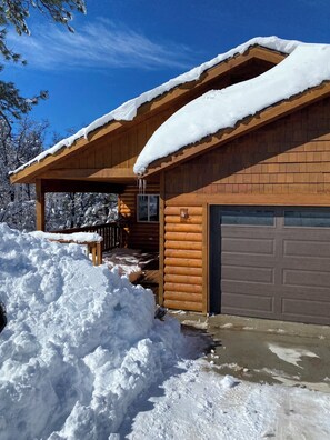 Exterior - Marvelous 3-bedroom Cabin in Big Bear perfect for your summer/winter getaways! (Big Bear)