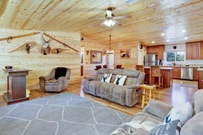 Living area - Marvelous 3-bedroom Cabin in Big Bear perfect for your summer/winter getaways! (Big Bear)