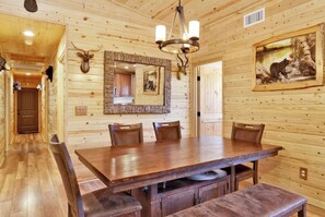 Dining - Marvelous 3-bedroom Cabin in Big Bear perfect for your summer/winter getaways! (Big Bear)