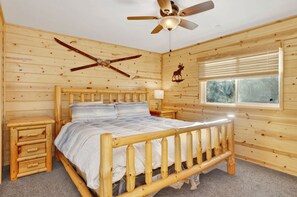 Room - Marvelous 3-bedroom Cabin in Big Bear perfect for your summer/winter getaways! (Big Bear)