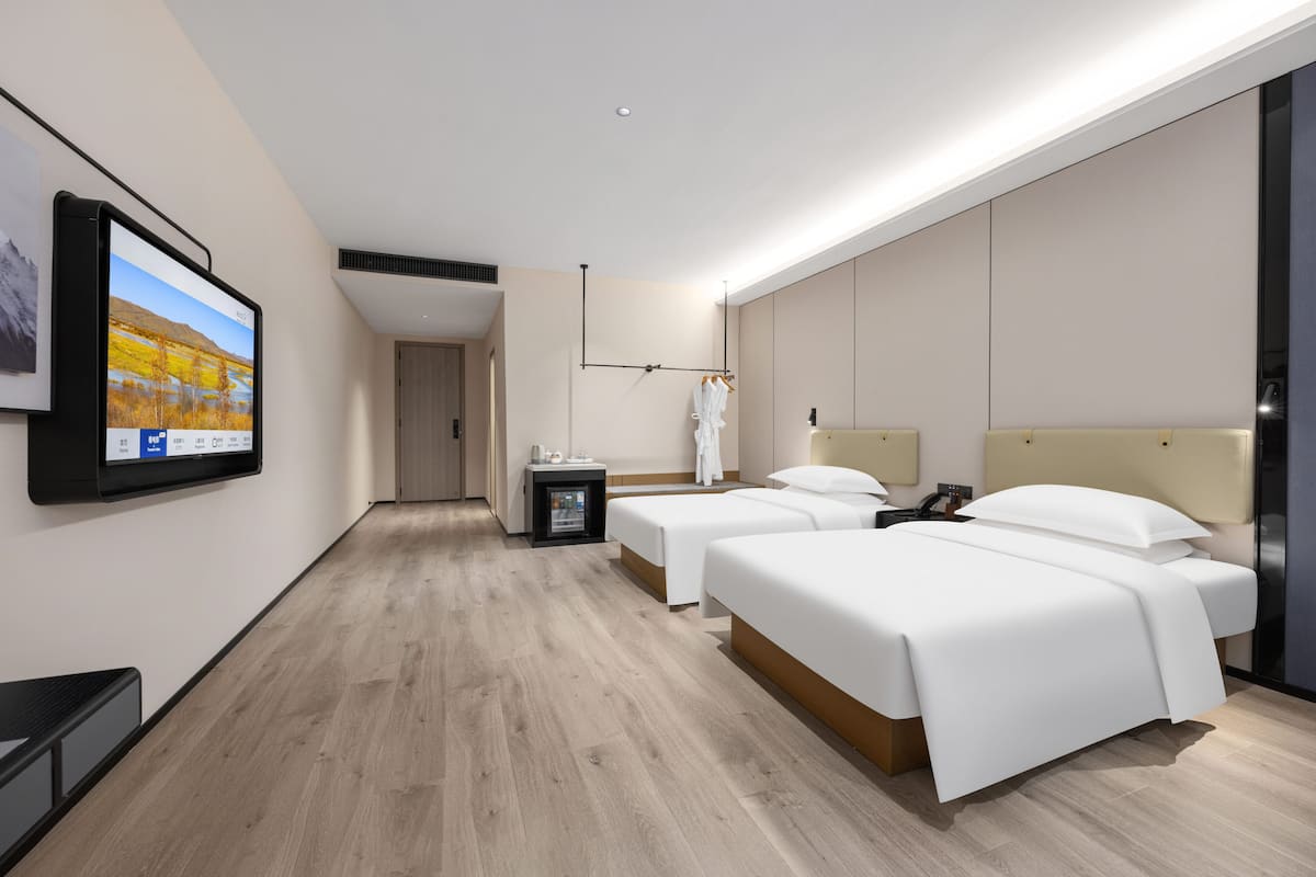 Habitación superior con 2 camas individuales | Escritorio, espacio para trabajar con un portátil, cortinas opacas