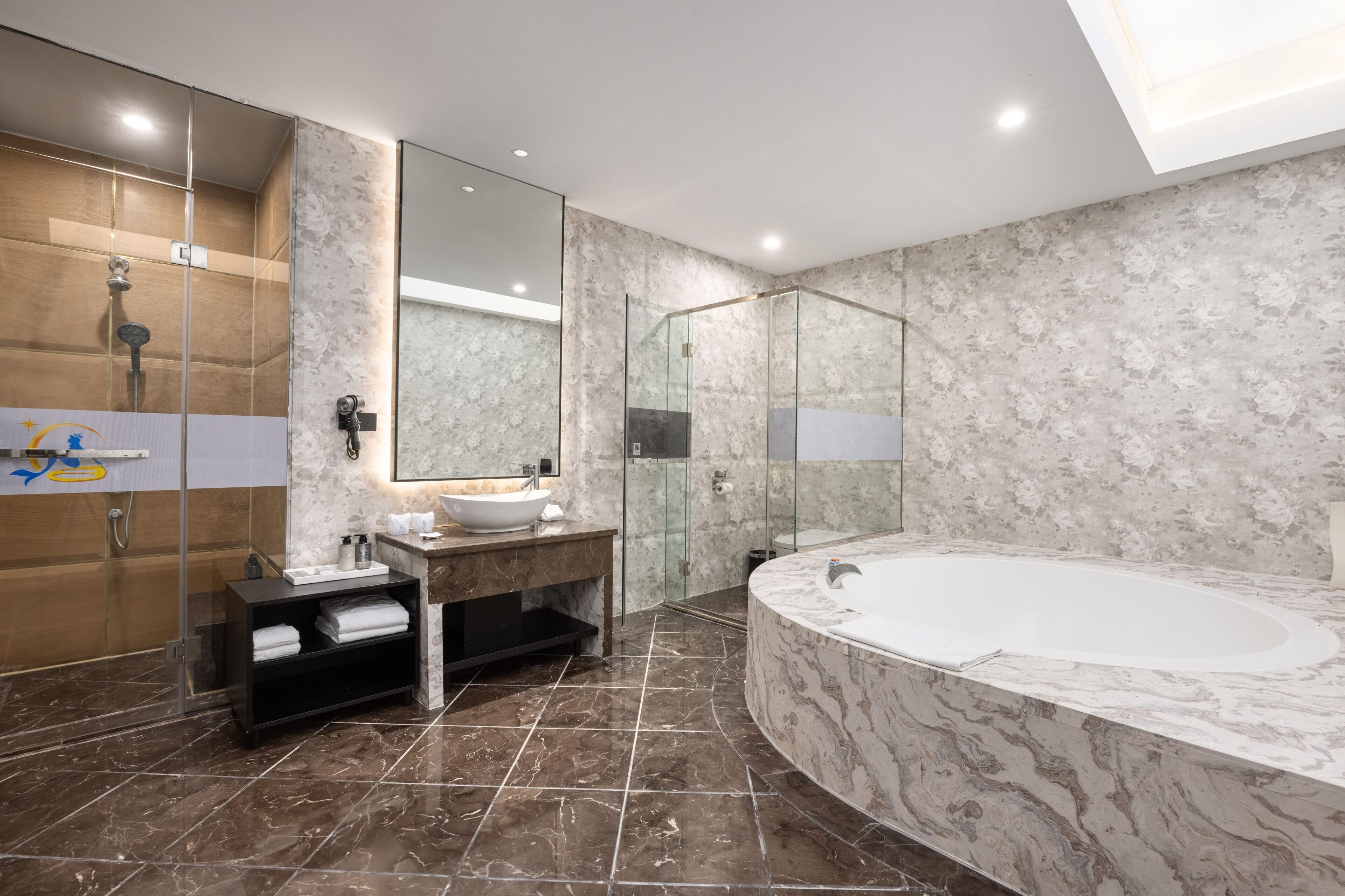Executive Suite | Bathroom | Free toiletries, hair dryer, slippers, towels