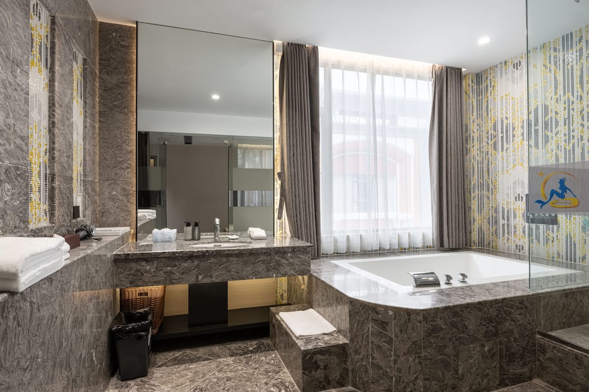 Suite de lujo | Baño | Artículos de higiene personal gratuitos, secador de pelo y zapatillas