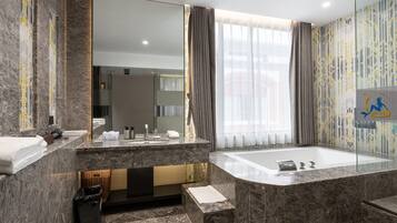 Luxury Suite | Bathroom | Free toiletries, hair dryer, slippers, towels