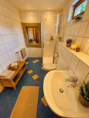 Handtücher, Seife, Toilettenpapier