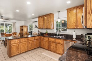 Private kitchen - Yosemite Retreat Near Bass Lake with Firepit, BBQ & Sauna (Oakhurst)