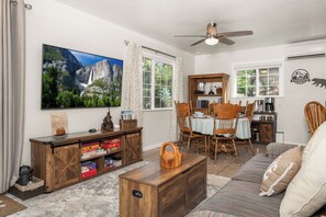 Living area - Yosemite Retreat Near Bass Lake with Firepit, BBQ & Sauna (Oakhurst)