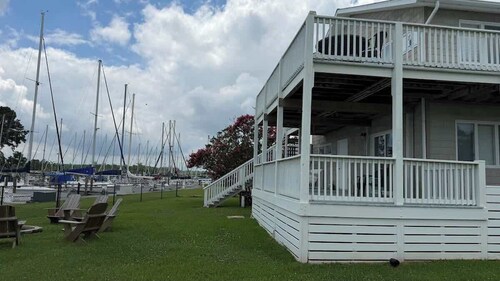 Seagulls Seaport: Bring your big boat! Fenced Yard