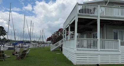 Seagulls Seaport: Bring your big boat! Fenced Yard