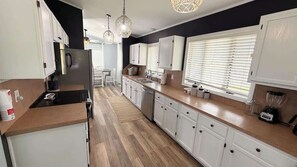 Coffee/tea maker, fridge, microwave, oven