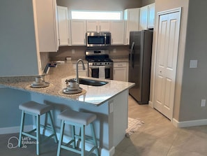 Private kitchen - Resort-Style Villa Retreat Near Lakewood Ranch Hotspots (Bradenton)