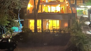 Een huis met twee verdiepingen, een grote centrale koepel, een balkon en een tweede, kleinere koepel op de bovenverdieping.