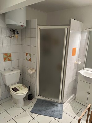 Dusj, hårføner, bidé og håndklær