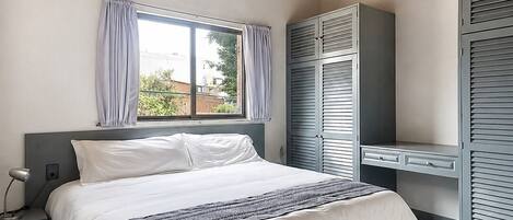 6 bedrooms, iron/ironing board, internet, bed sheets