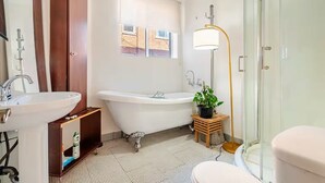Sèche-cheveux, serviettes fournies, savon, papier toilette