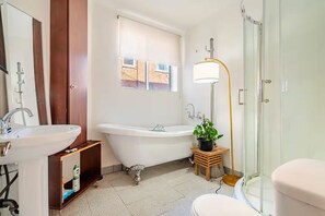 Sèche-cheveux, serviettes fournies, savon, papier toilette
