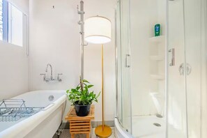 Haartrockner, Handtücher, Seife, Toilettenpapier