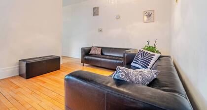 🍁 Charmant Appart Rustique | 7 Couchages| Métro Parc & Parc Jarry. Pet friendly