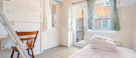 4 habitaciones, tabla de planchar con plancha, wifi y ropa de cama