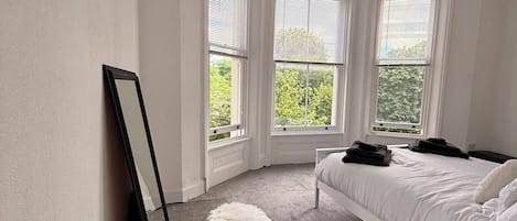 1 habitación, tabla de planchar con plancha, wifi y ropa de cama