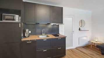 Coffee/tea maker, fridge, microwave, oven