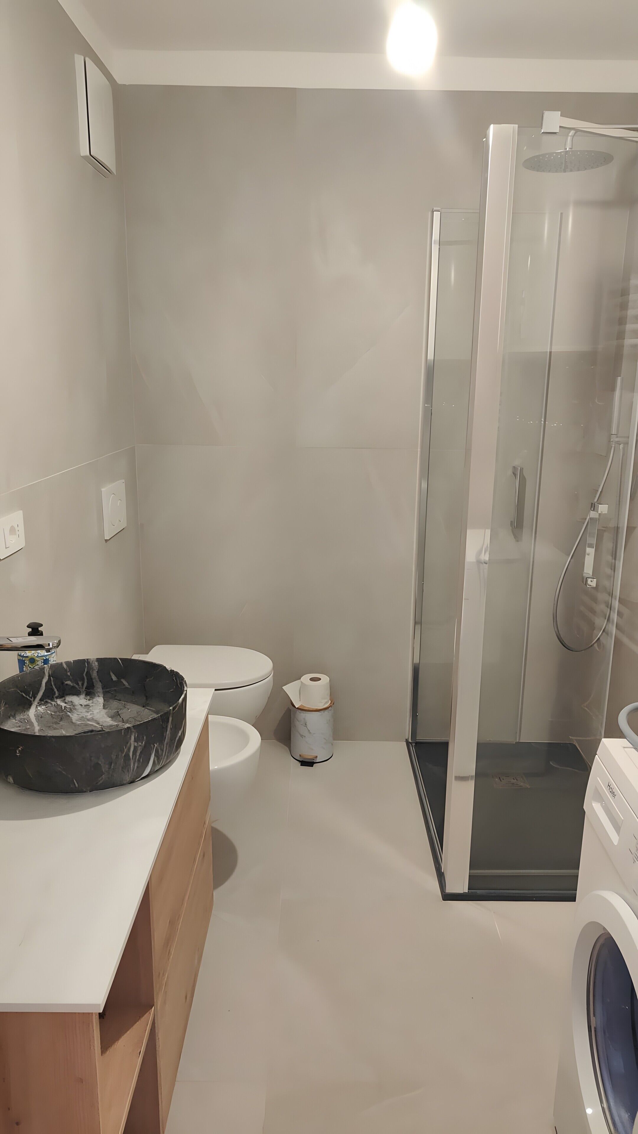 Douche, sèche-cheveux, serviettes fournies