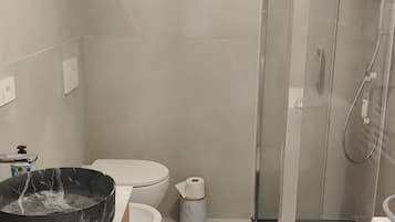 Douche, sèche-cheveux, serviettes fournies