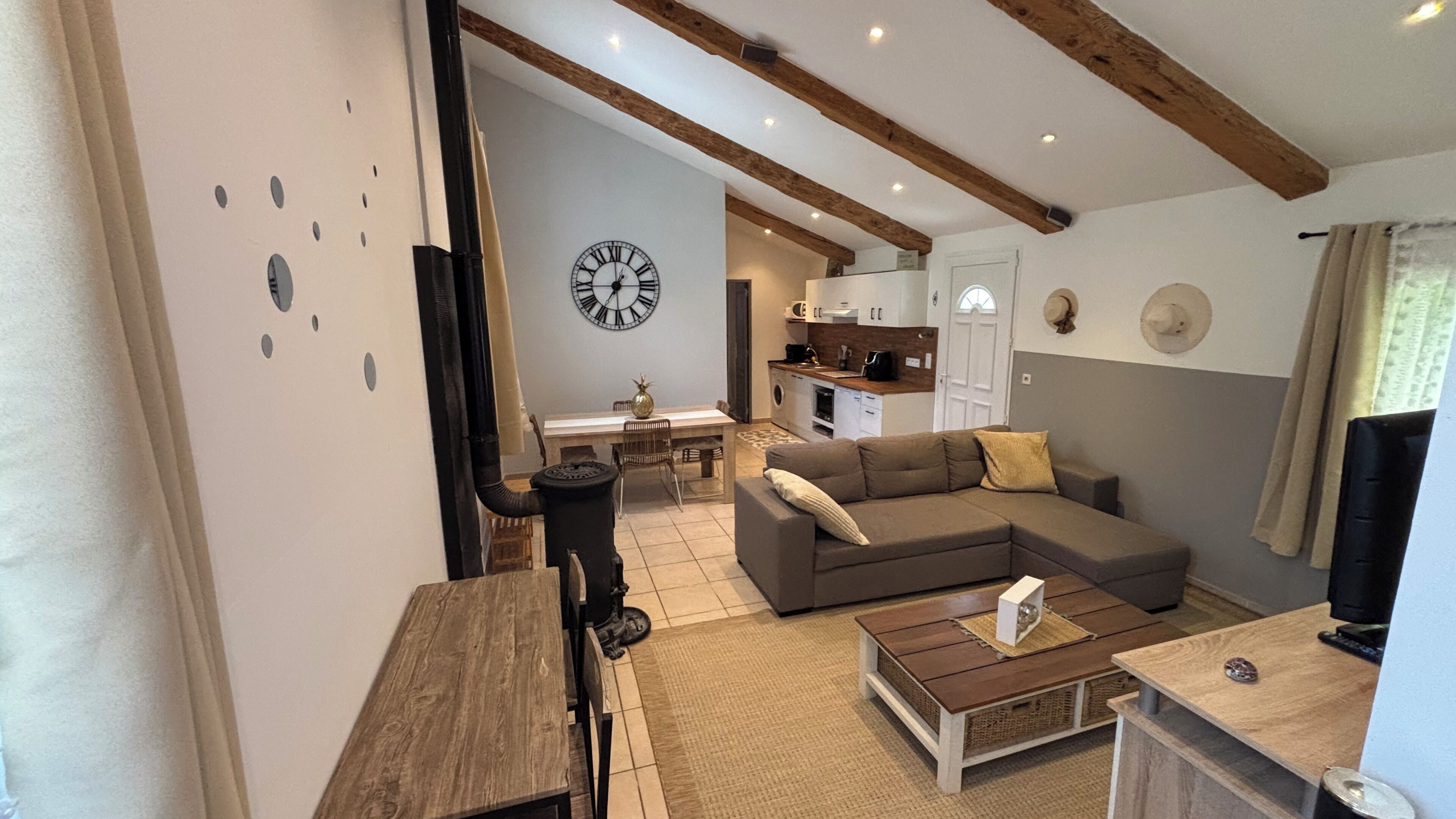TV, fireplace, DVD player, books