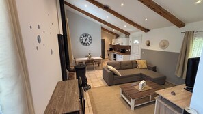 Fernseher, Kamin, DVD-Player, Bücher