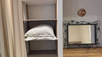 Ein Schlafzimmer mit Bett, Schreibtisch und Stuhl.