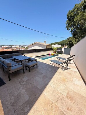 Outdoor dining - Vrbo Property (Cenon)
