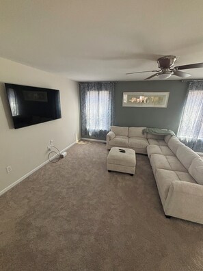 Living area - Perfect 3-bedroom townhome in Middletown (Middletown)