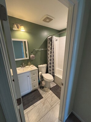 Bathroom - Perfect 3-bedroom townhome in Middletown (Middletown)