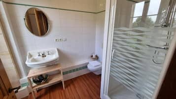 Tweepersoonskamer | Badkamer | Een douche, gratis toiletartikelen, een haardroger, handdoeken