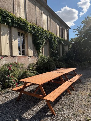 Outdoor dining - Domaine de Chaunac (Chaunac)