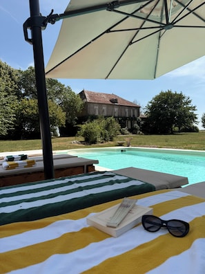 Seasonal outdoor pool, open 8:00 AM to 9:00 AM, pool umbrellas - Domaine de Chaunac (Chaunac)