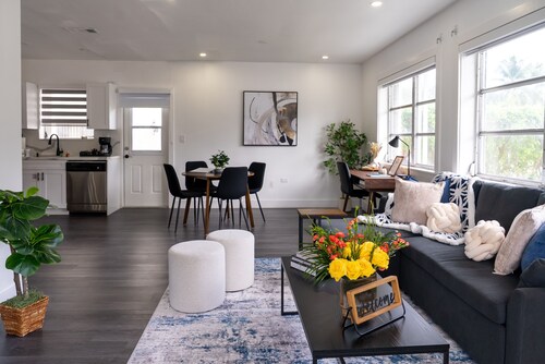 Modern 3BD Family Retreat in Coral Gables, Walk to Restaurants and Bars