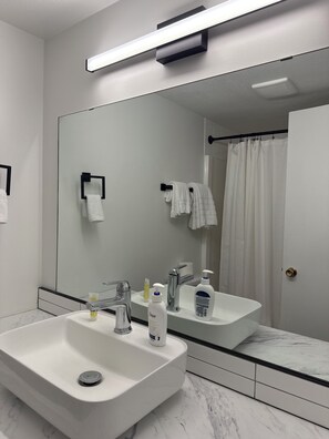 Quarto luxo, para não fumantes | Banheiro | Chuveiro/banheira combinados, toalhas de banho, sabonete, shampoo