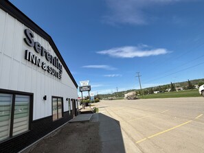 Property grounds - SERENITY INN AND SUITES (Taylor)