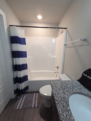 Shower, hair dryer, towels, soap - 3-bedroom townhome 1.5 miles from Toomer's Corner/Auburn University (Auburn)